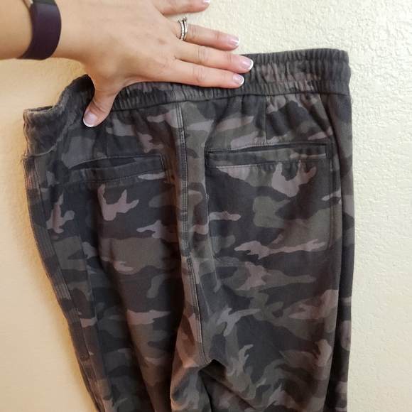 ATHLETA Farallon Pant Camo Green Joggers Pants Size 4 - Picture 7 of 8